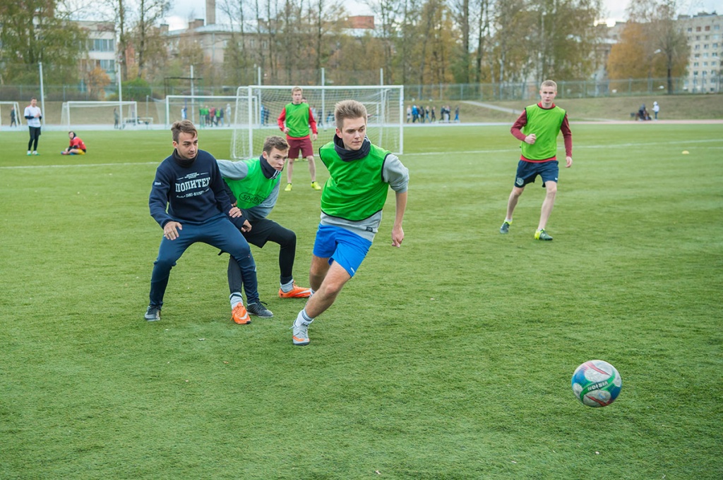 Соревнования по футболу Соревнования по футболу