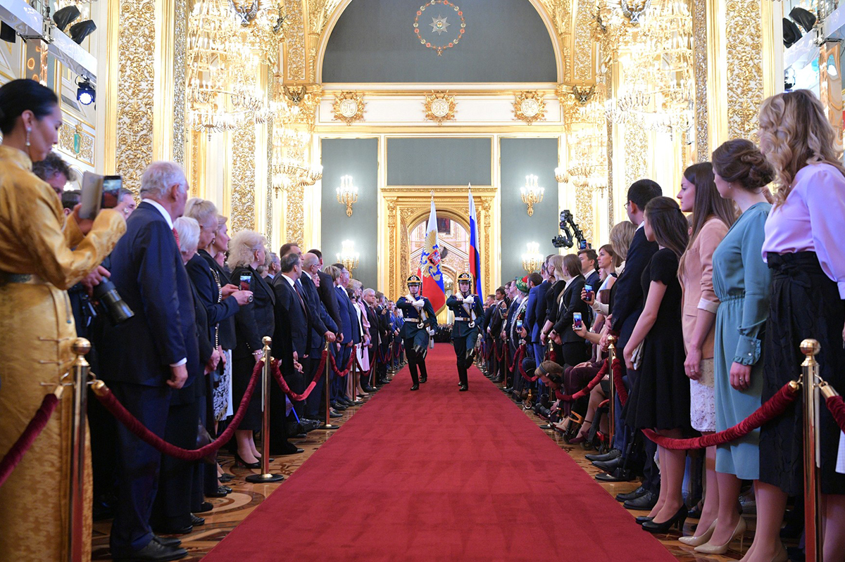 Церемония инаугурации началась с торжественного внесения Государственного флага России 