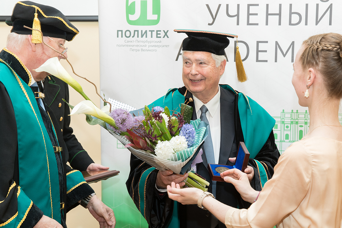 Г-н Штоль был облачен в мантию и получил знаки отличия Почетного доктора СПбПУ 