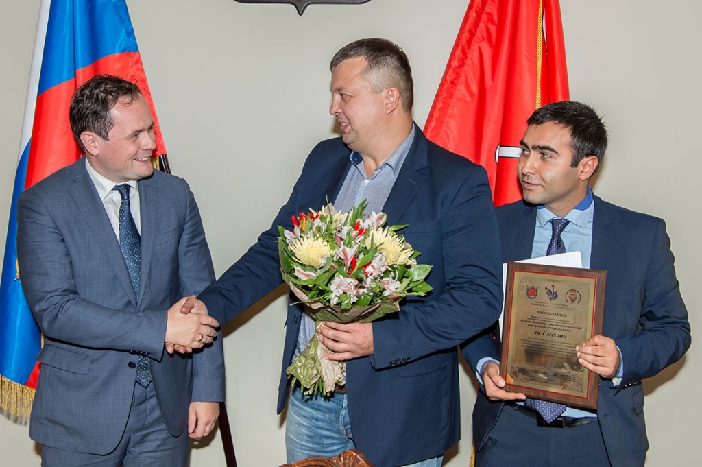 Заместитель председателя Комитета по физической культуре и спорту П.А. Белов поздравляет директора ИФКСиТ В.П. Сущенко с победой в конкурсе Заместитель председателя Комитета по физической культуре и спорту П.А. Белов поздравляет директора ИФКСиТ В.П. Сущенко с победой в конкурсе
