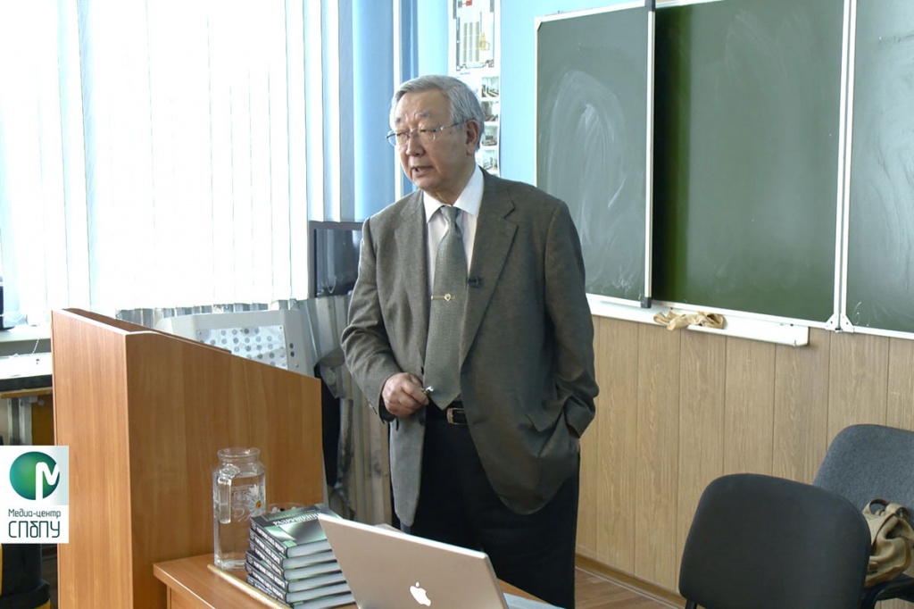 Профессор Такаяма читает лекцию