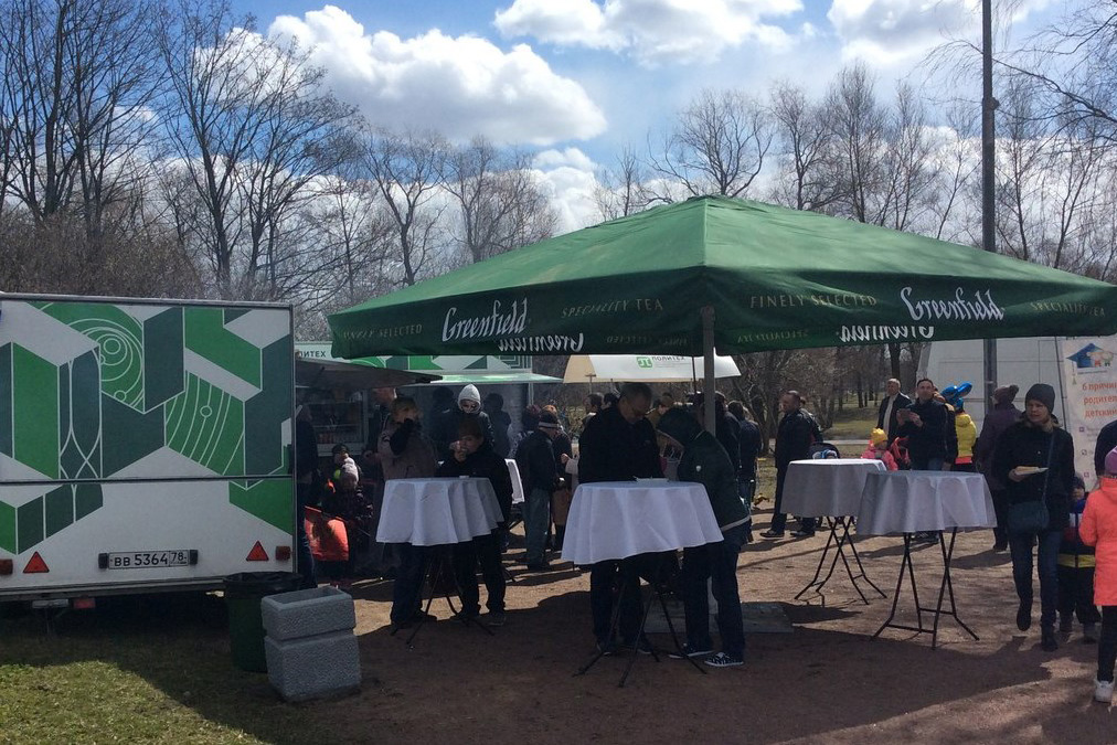  Во время праздника жители Калининского района смогли подкрепиться в точках общепита, организованных в Муринском парке КОПом Политеха