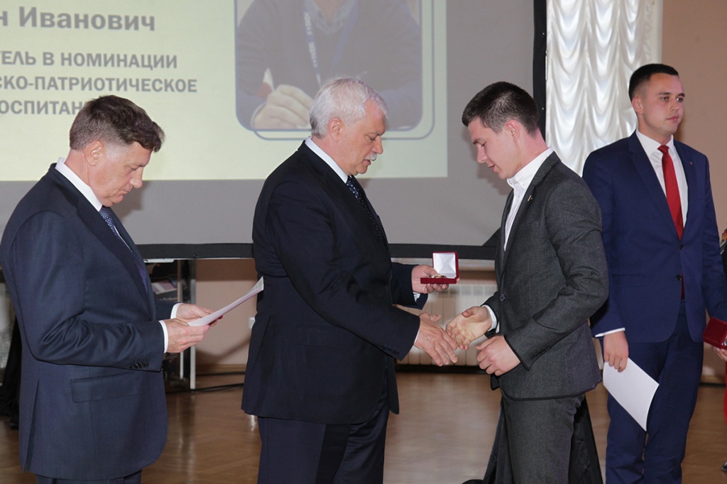 Директор Центра патриотического воспитания молодежи СПбПУ Иван Хламов получил награду из рук губернатора города Г.С. Полтавченко