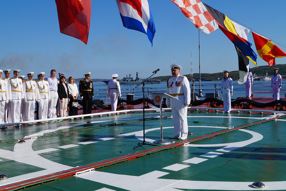 Во время торжественного построения в День ВМФ на борту ТАРК Петр Великий 