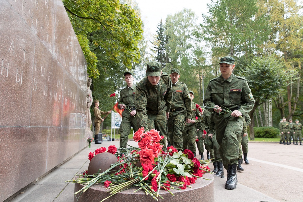 Возложение цветов к памятнику погибших политехников 