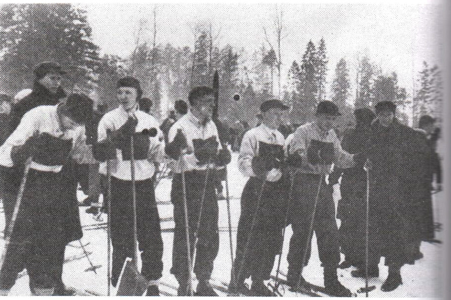 Лыжники-политехники на старте, 1937 год Лыжники-политехники на старте, 1937 год