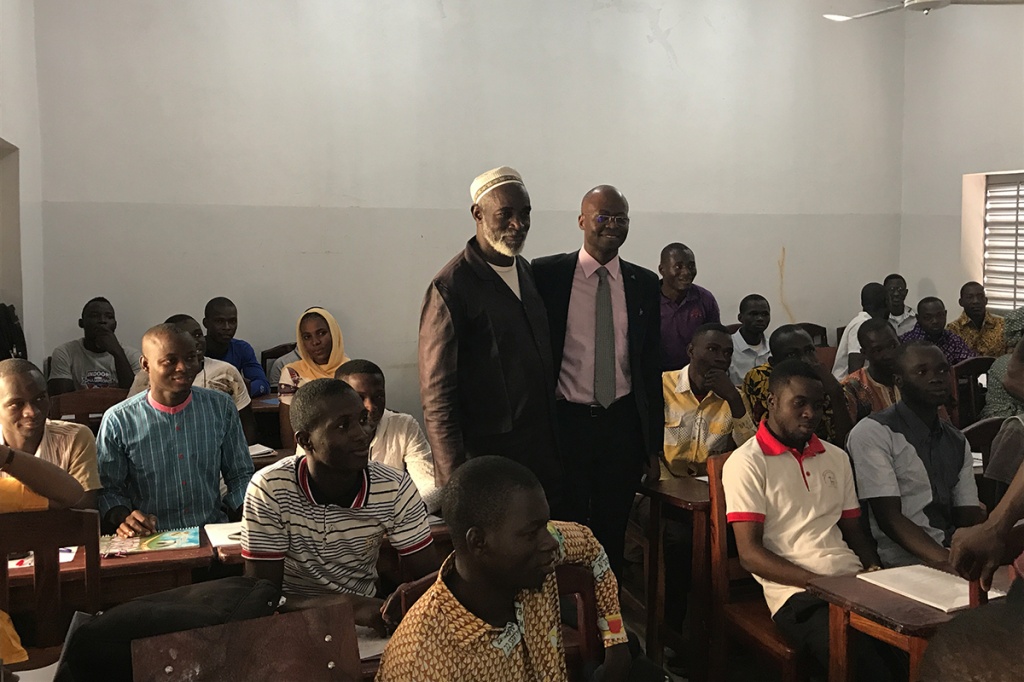 По приглашению Министерство образования и науки Мали Исса Того читает лекции малийским студентам 