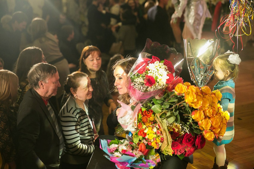 Для Марии Храмовой, режиссера-постановщика спектакля,цветы от зрителей стали не только наградой за успешную постановку, но и лучшим подарком к собственному дню рождения