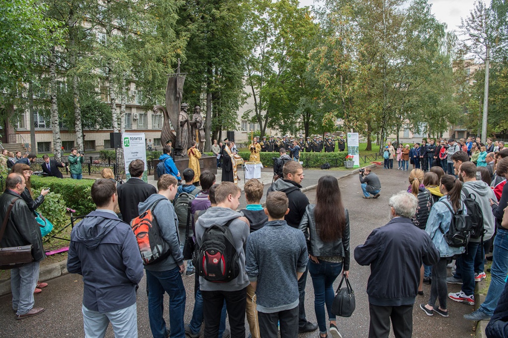 Торжественная церемония открытия памятника Святым благоверным Петру и Февронии Муромским