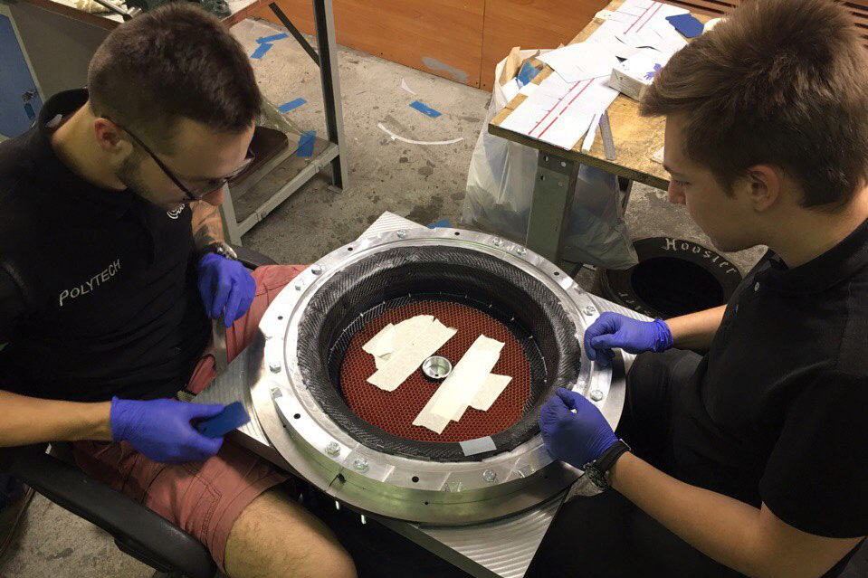  Участники команды работают над созданием углепластикового колесного диска