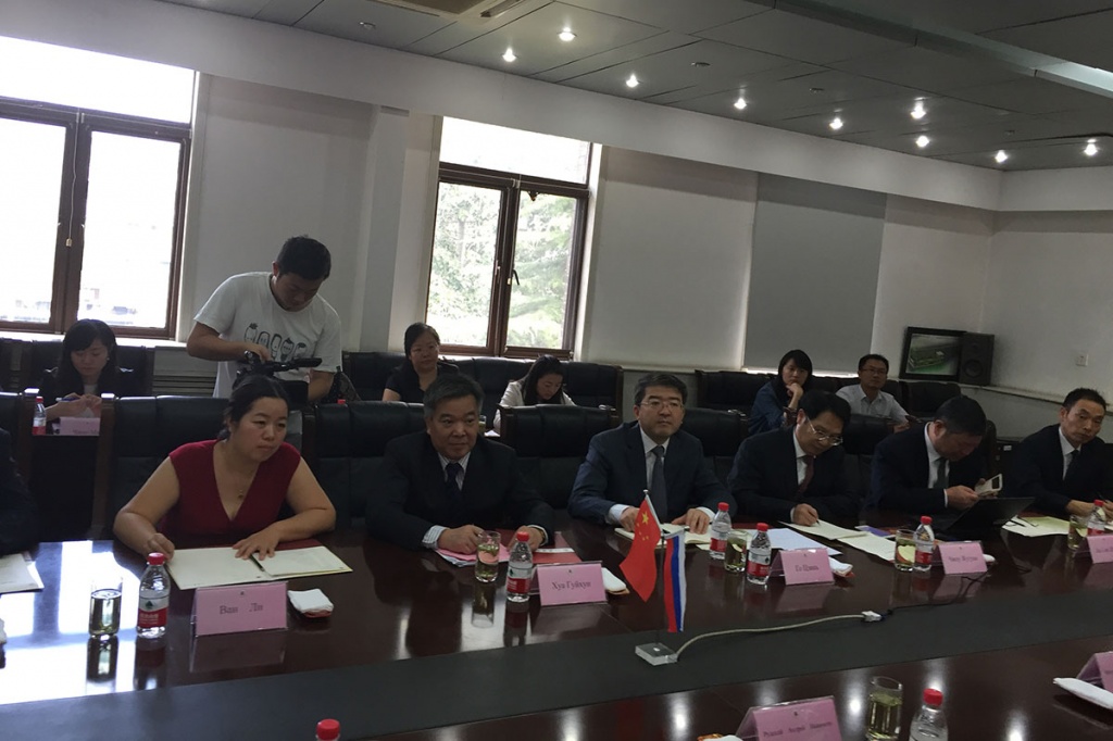 Секретарь комитета КПК Нового района Чженьцзян Го ЦЗЯНЬ (третий слева) высказал большую заинтересованность в сотрудничестве с СПбПУ