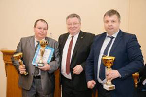 Директор ИФКСТ Сущенко Валерий Петрович представил победителей в спортивных соревнованиях. 