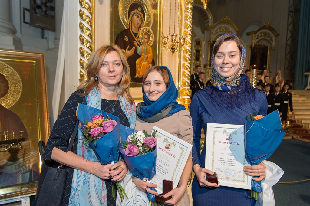 Почетным знаком святой Татианы были отмечены (слева направо) Е.С. Ежикова, студентки М. Кириллова и М. Федотова Почетным знаком святой Татианы были отмечены (слева направо) Е.С. Ежикова, студентки М. Кириллова и М. Федотова