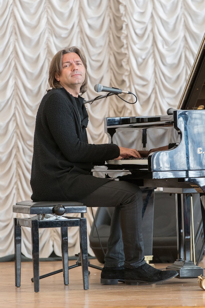 Народный артист РФ Дмитрий Маликов исполнил свои песни в Белом зале