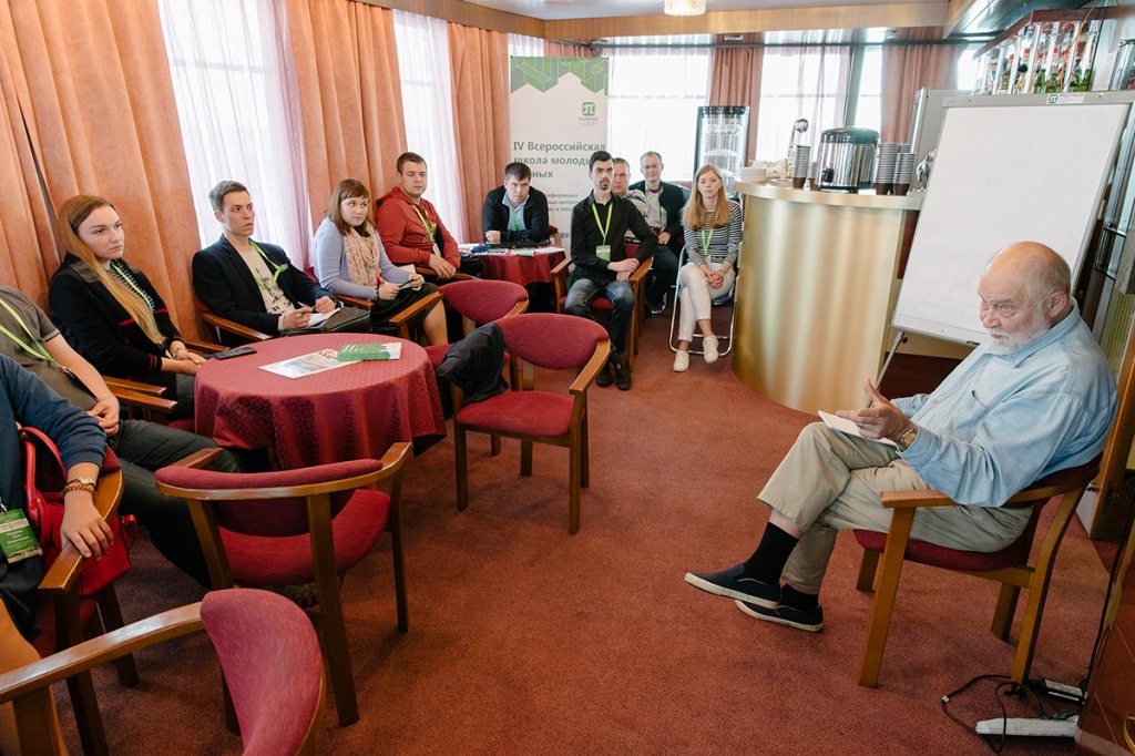 В.В. Кораблев читает установочную лекцию участникам научно-практической школы для молодежи