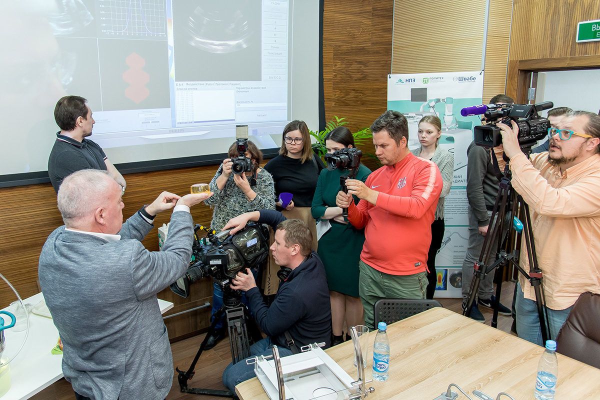 Александр Беркович показал журналистам работу прибора на медицинском фантоме (имитаторе органа человеческого тела) 