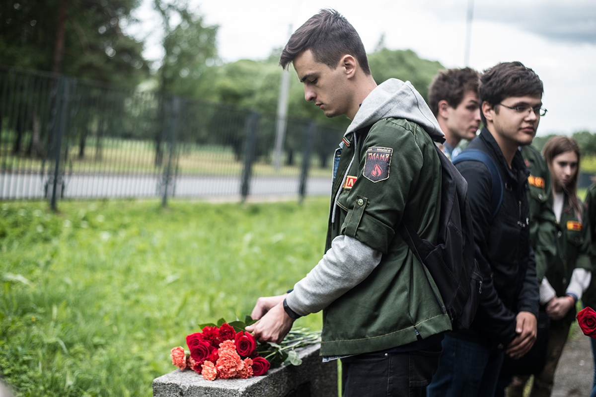 Бойцы студотрядов возложили цветы к братской могиле политехников на Пискаревском кладбище 
