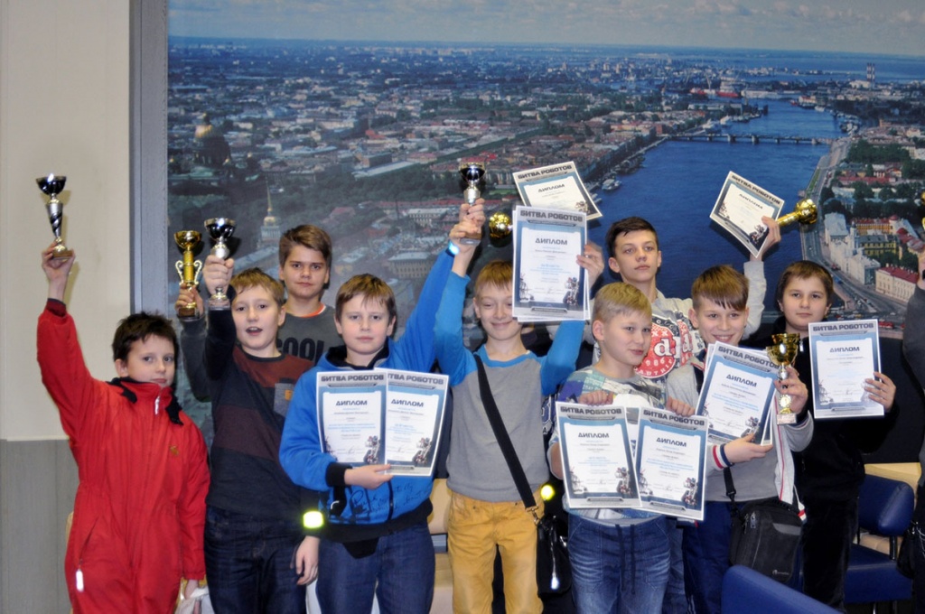 Ребята получили сертификаты об участии в _Битве роботов_, а победителям достались дипломы и кубки