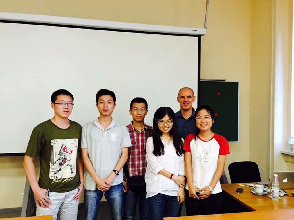 Профессор Миланского политехнического университета Марко Энрико Рикотти со студентами