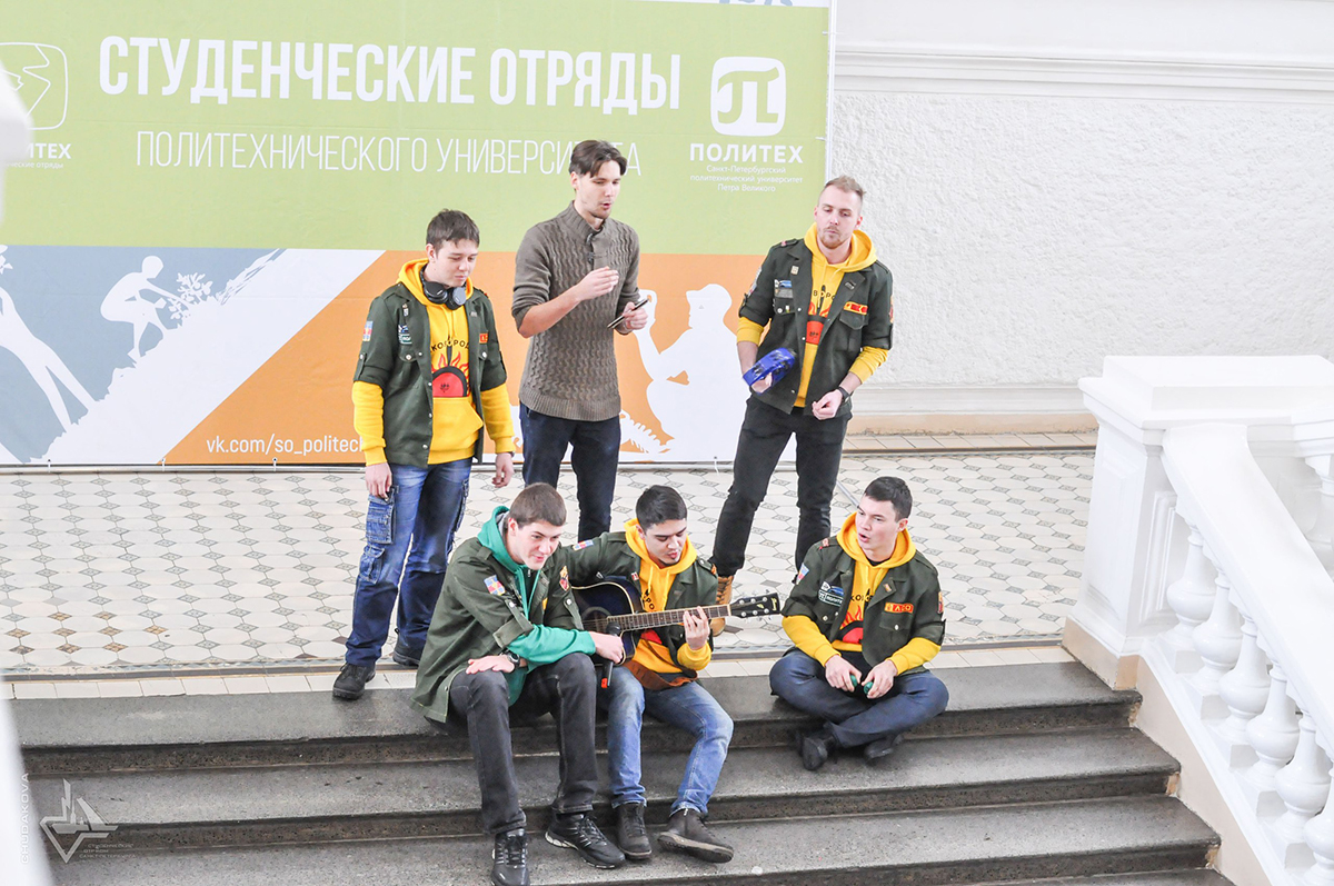 На белой лестнице Главного здания проходит агитация в студотряды Политеха На белой лестнице Главного здания проходит агитация в студотряды Политеха
