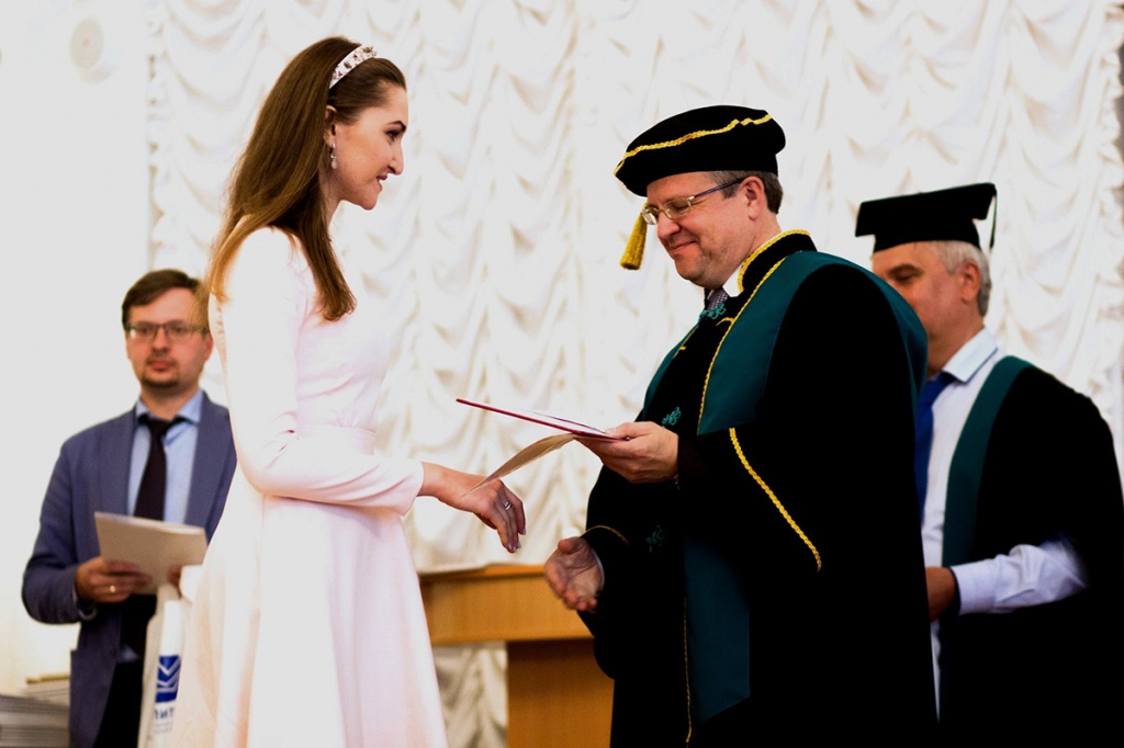  Директор ИПМЭиТ В.Э. Щепинин вручает дипломы выпускникам