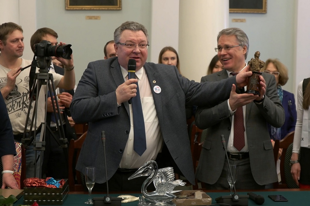 Два великих вуза с выдающимися научными школами будут продолжать сотрудничество на основе дружеских и даже братских отношений. Символический обмен подарками Два великих вуза с выдающимися научными школами будут продолжать сотрудничество на основе дружеских и даже братских отношений. Символический обмен подарками
