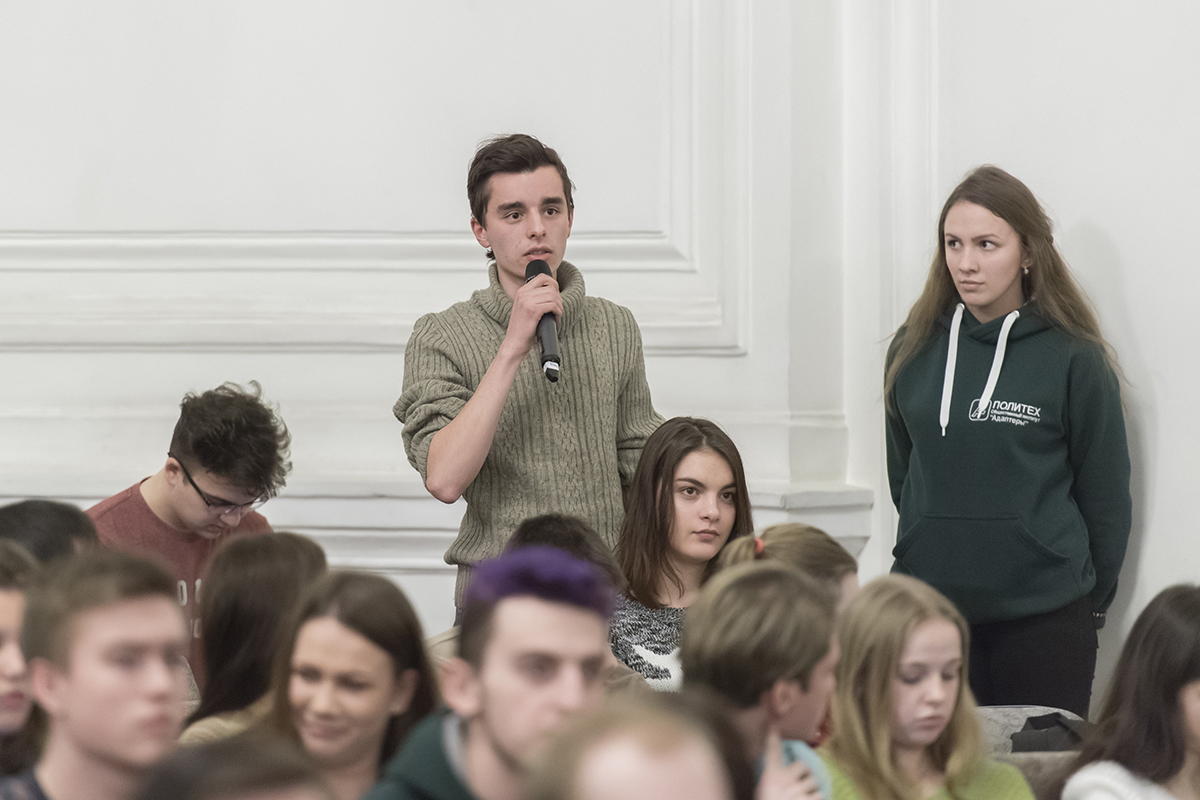 За время встречи А.И. Рудской ответил более чем на 20 вопросов студентов 