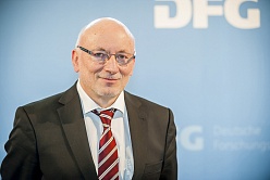 Лекция лауреата Лейбницевской премии Вольфганга Эртмера «Квантовая метрология на квантовых пределах»