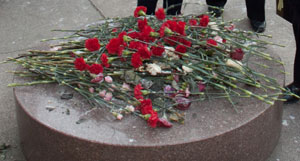 Цветы у Памятника погибшим политехникам