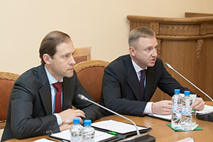 Министр образования и науки РФ Д.В. Ливанов (справа) и Министр промышленности и торговли РФ Д.В. Мантуров (слева)
