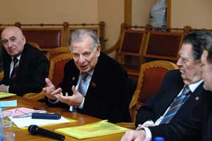 Крайний слева - зав. кафедрой биофизики МГУ В.А.Твердислов Крайний слева - зав. кафедрой биофизики МГУ В.А.Твердислов