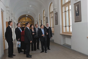 Участники делегации перед портретом академика А.Ф.Иоффе