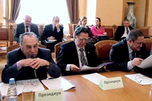 В центре - президент СПбГПУ Ю.С.Васильев В центре - президент СПбГПУ Ю.С.Васильев