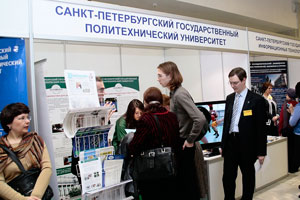 Посетители у стенда СПбГПУ Посетители у стенда СПбГПУ