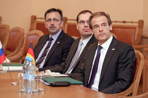На первом плане д-р Фолькмар Деннер На первом плане д-р Фолькмар Деннер