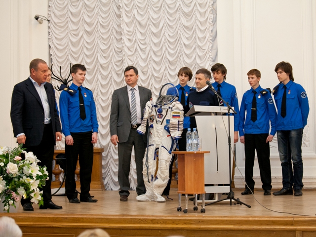 Передача скафандра Передача скафандра