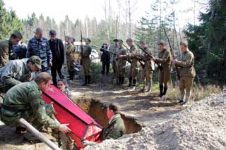 Политехники на захоронении бойцов 8.05