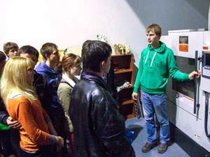Игорь Асонов демонстрирует возможности фабрики-лаборатории