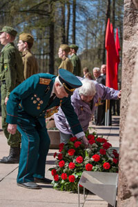 Возложение цветов к Памятнику погибшим политехникам