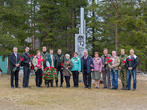 Официальные лица у памятника добровольцам 3-ого Выборгского полка