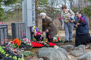 Члены Совета Ветеранов СПбГПУ возлагают цветы к памятнику добровольцам 3-го Выборгского полка