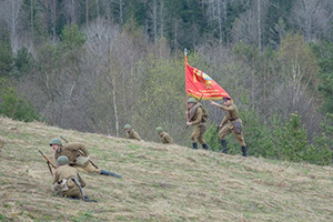 Бойцы 3-ей Фрунзеской дивизии штурмуют Высоту 40.0