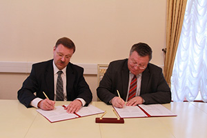 К.И. Косачев и А.И. Рудской подписывают соглашение