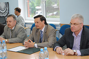 В.Д. Хижняк (слева), Д.Г. Арсеньев (в центре), А.И. Алексанков (справа)