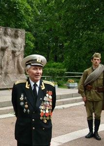 Выступает  В.А. Секачев (на втором плане -Р. Панов)