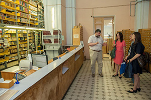 Директор ИБК А.И. Племнек показывает коллегам  книгохранилище
