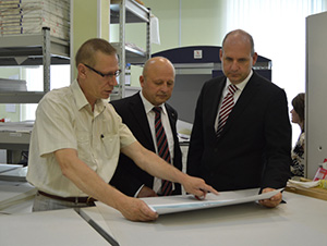 А.В. Иванов демонстрирует гостям из Германии возможности оборудования Издательства