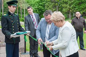 А.И. Рудской и Вера Емельянова разрезают атласную ленточку