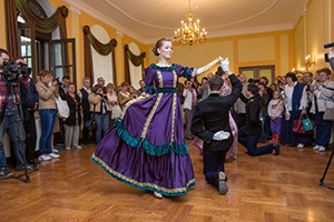 танцевальный номер в парадной зале усадьбы