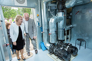 Проректор В.Г. Силин показывает гостям новую котельную в Холомках